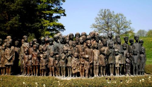 Il gruppo bronzeo dell’artista Marie Uchytilová a Lidice.